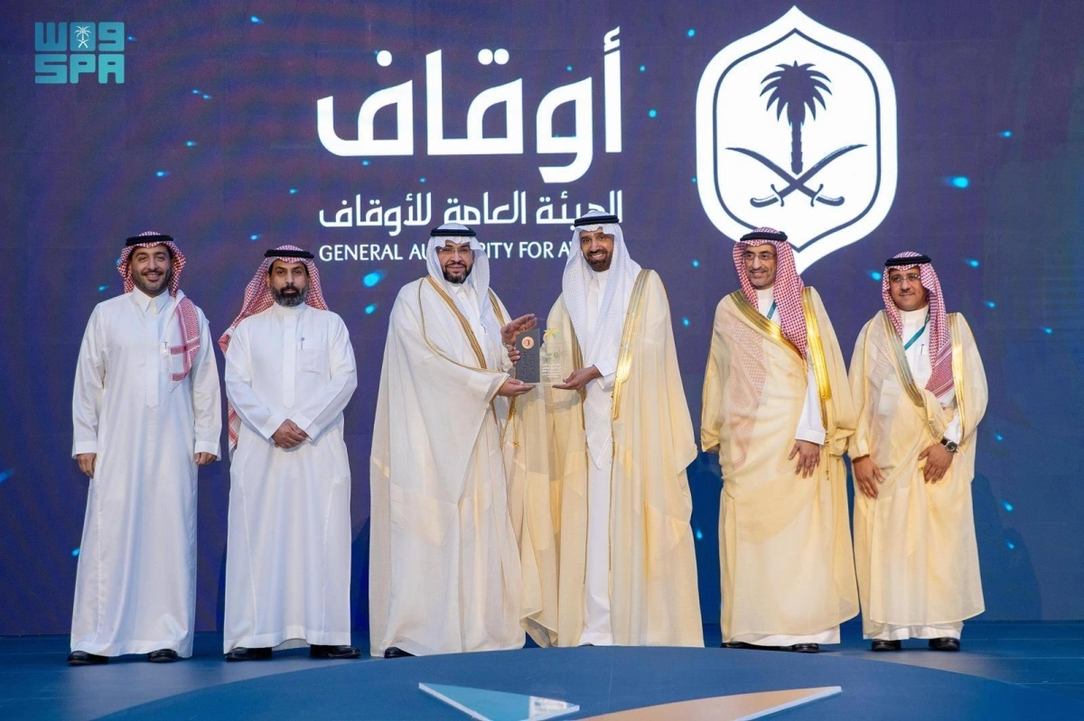 


أحمد الراجحي يسلم الجهات الحكومية الجوائز 