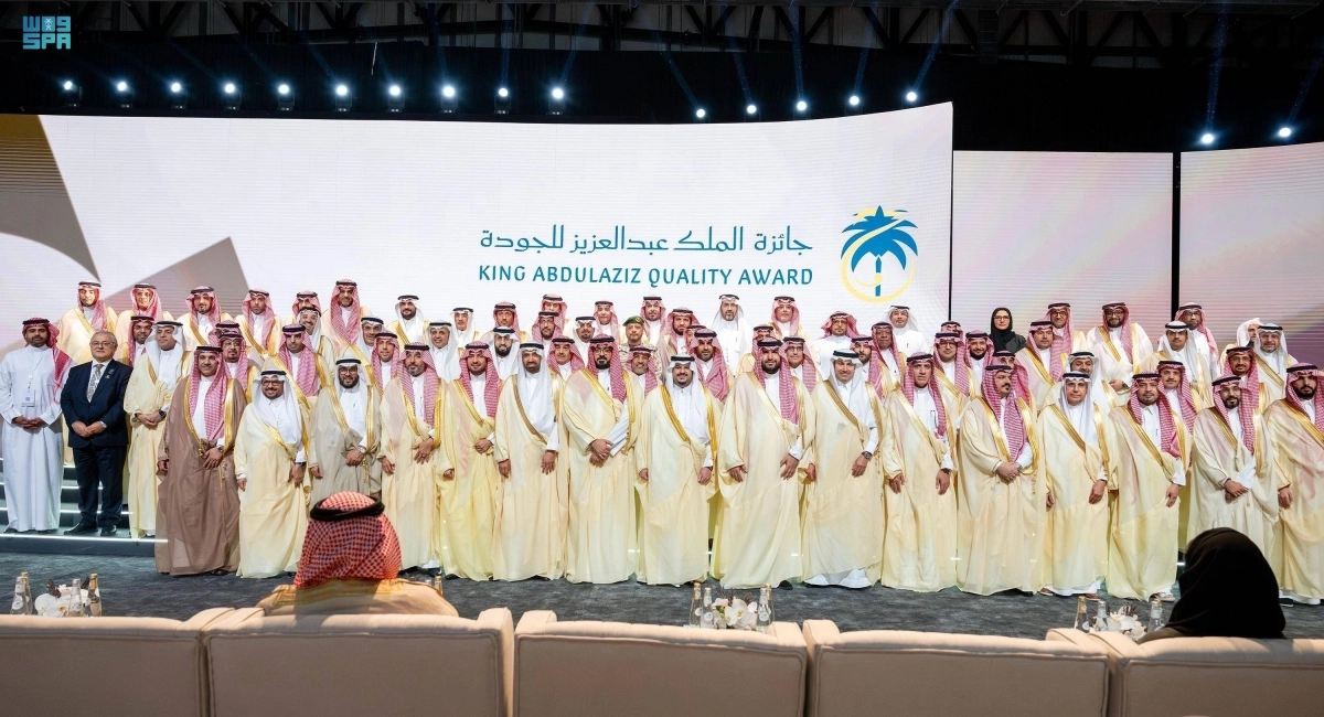 لحمد بن عبدالرحمن يتوسط الفائزين بالجوائز