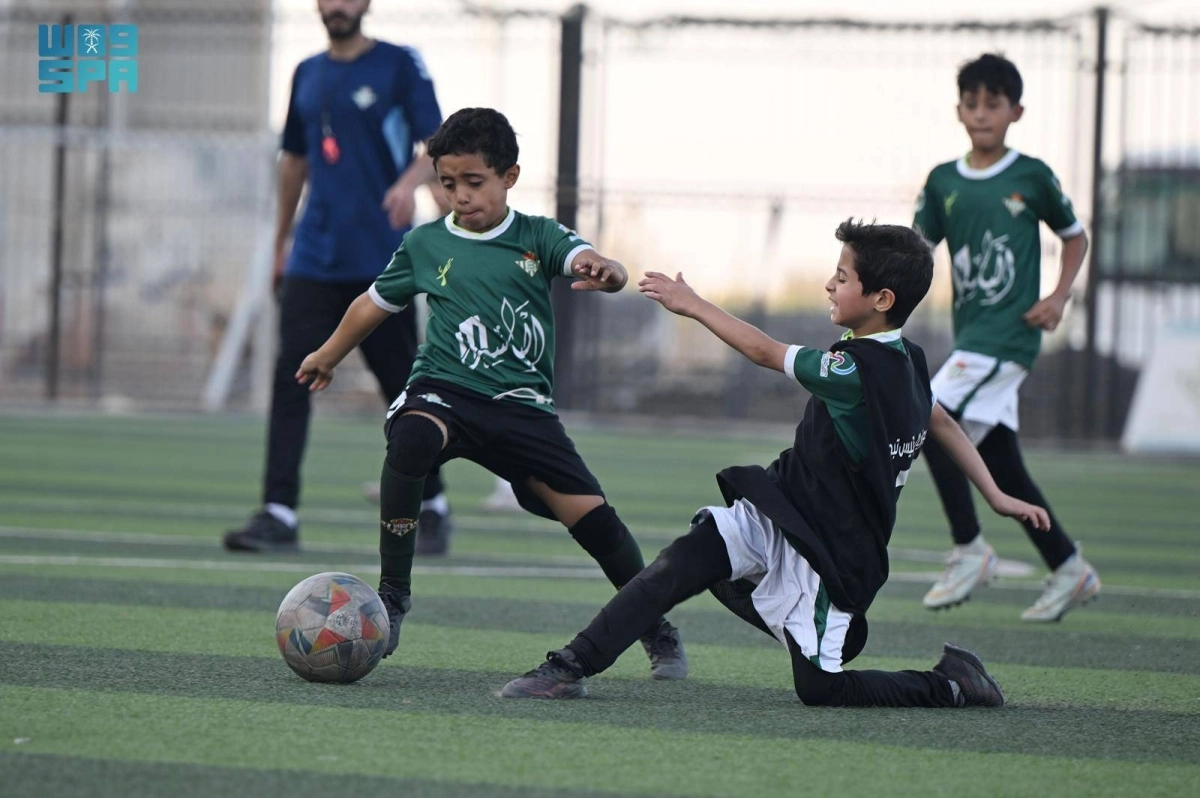 


ممارسة الأطفال كرة القدم 