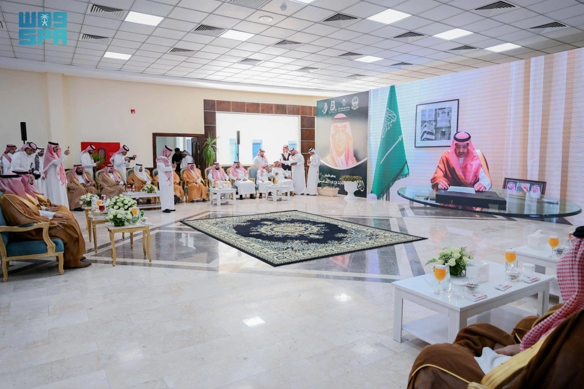 أمير الباحة لدى تدشينه مشاريع بلدية وإسكانية