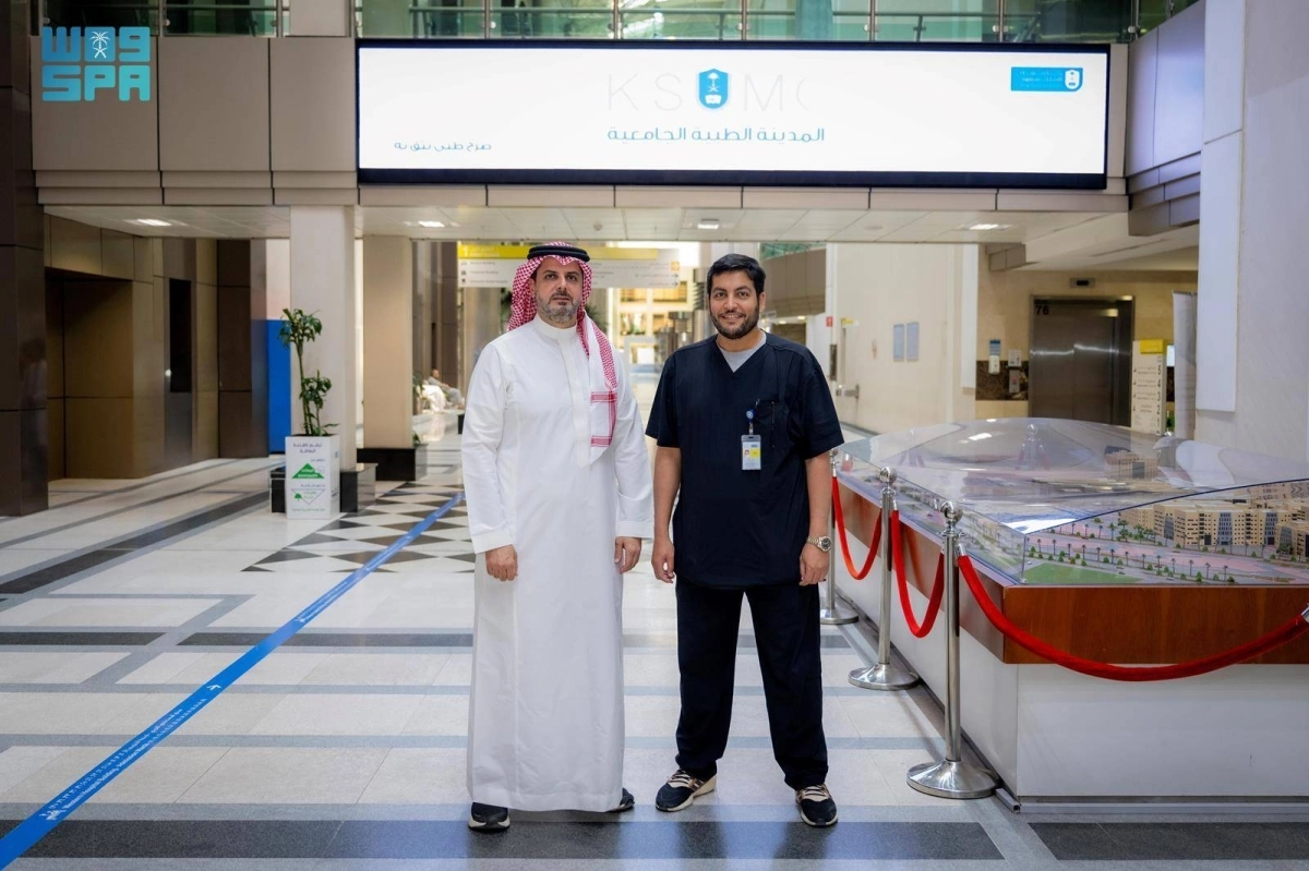 


الدكتوران حمد بن ماصر ومحمد الشهري 