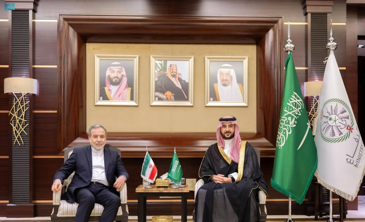 


خالد بن سلمان لدى استقباله عباس عراقجي 
