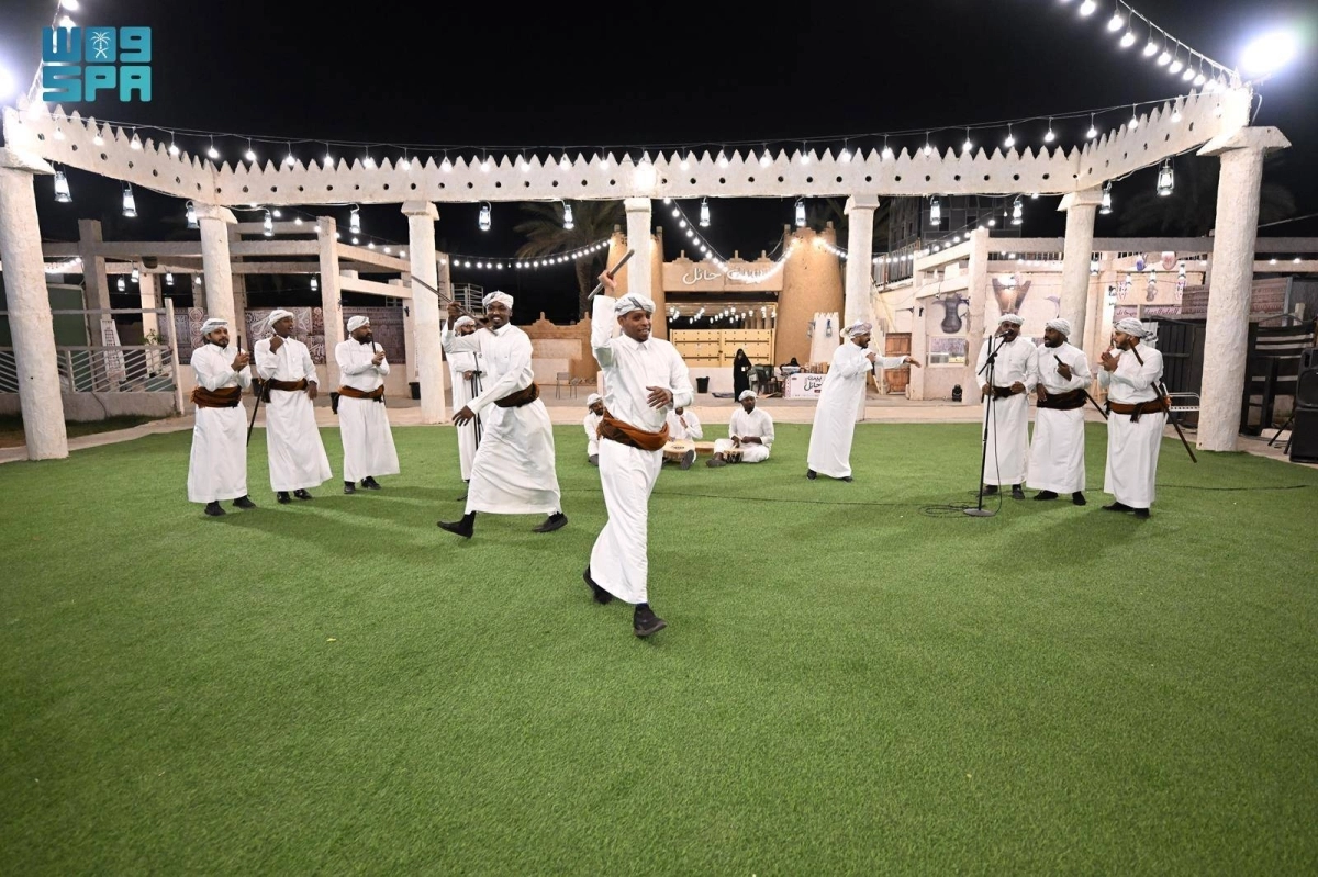 تقديم العروض الشعبية بمنطقة عسير