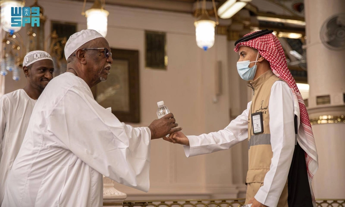 توزيع مياه زمزم على ضيوف الرحمن