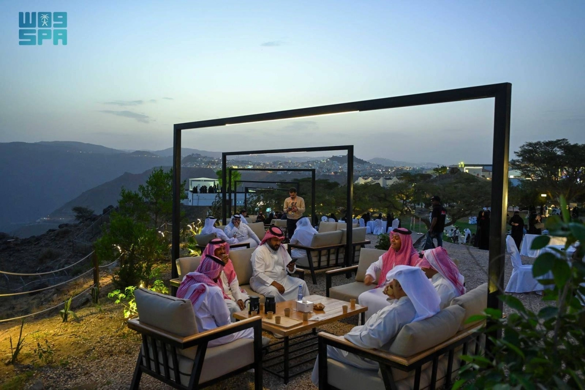 


استمتاع الزوار في أحد المقاهي 