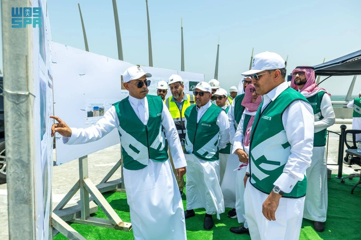 


وزير النقل خلال الزيارة 