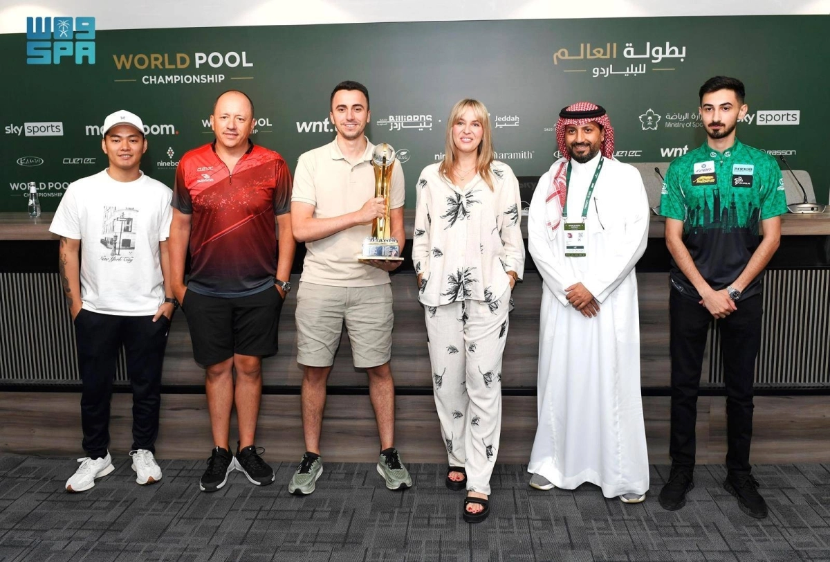 نايف الجعويني مع عدد من لاعبي البلياردو