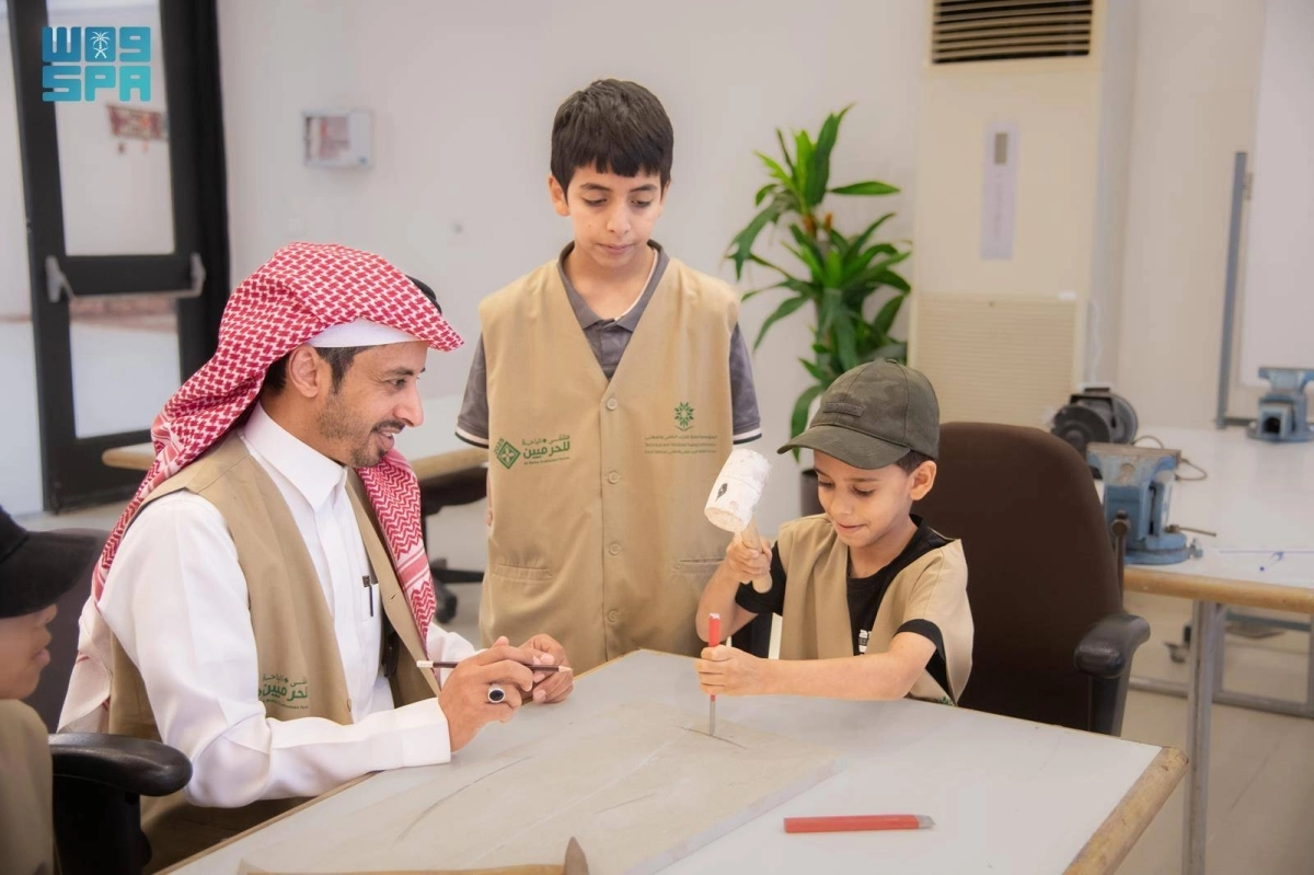 


مشاركة الأطفال في تعلم الحرف اليدوية 