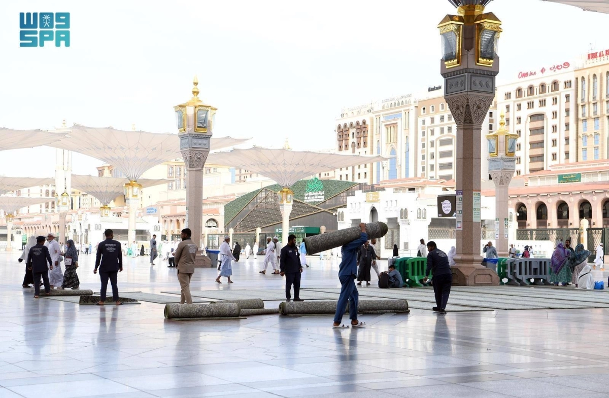 


عناية يومية بسجاد المسجد النبوي 