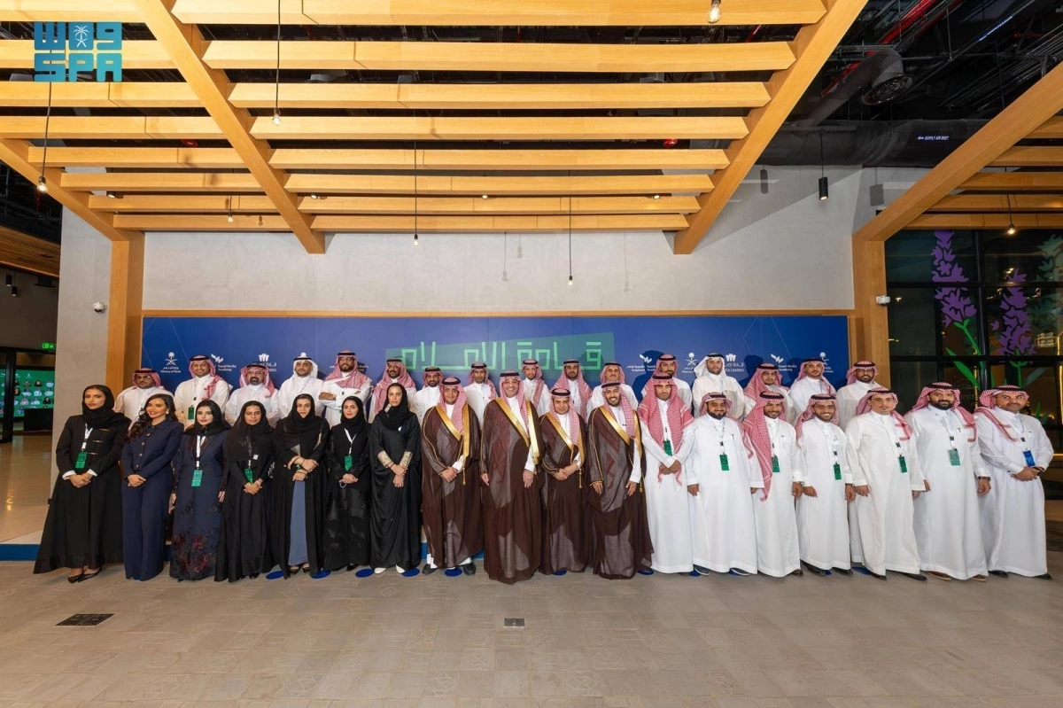 


عبدالله المغلوث يتوسط قيادات الإعلام 