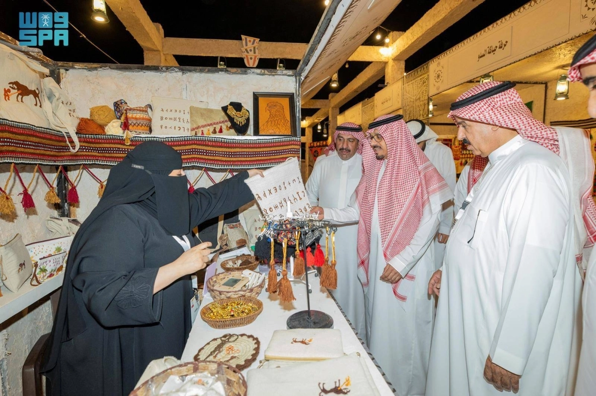 جانب من جناح الحرف اليدوية