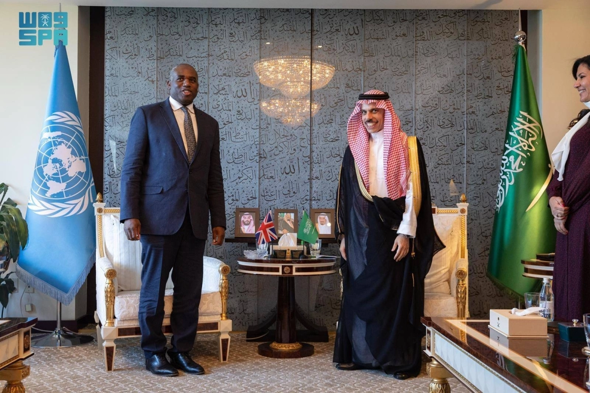 فيصل بن فرحان يستقبل ديفيد لامي