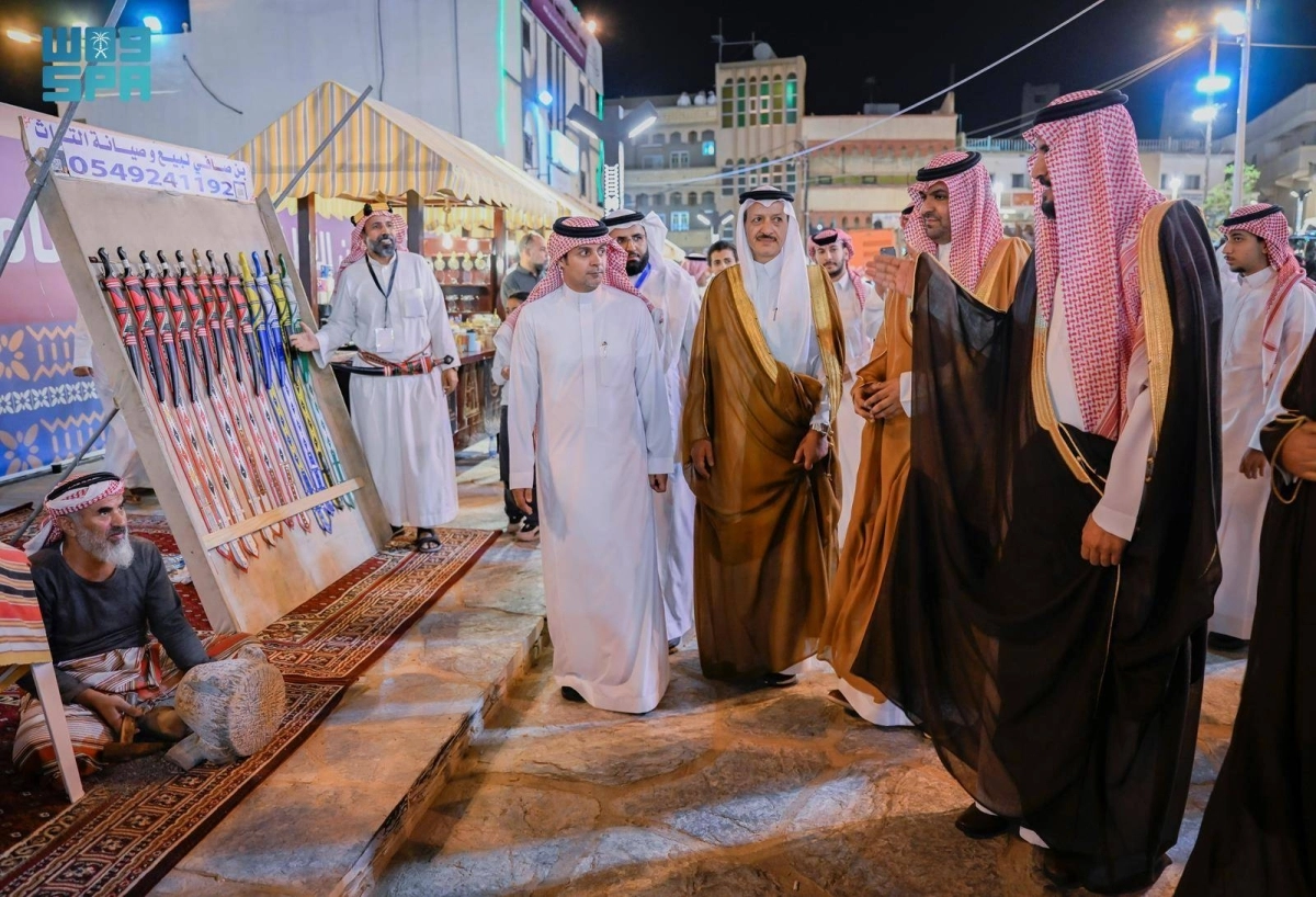 وكيل إمارة الباحة يتجول في أركان المهرجان