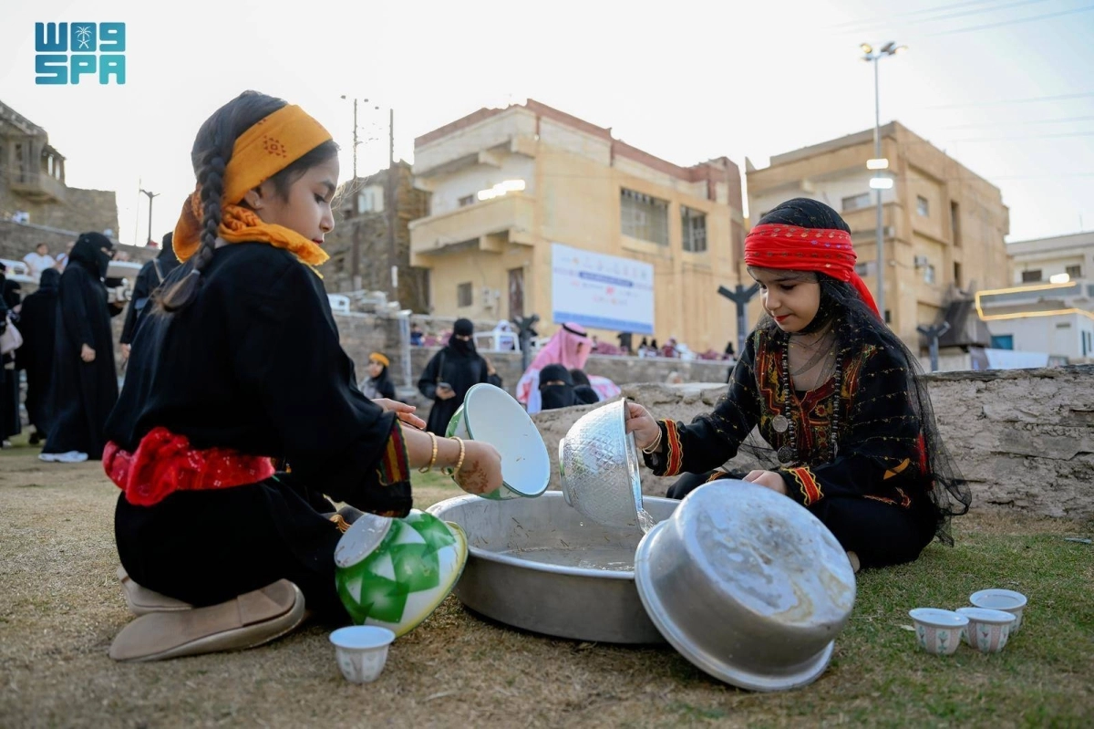 


فتيات يقدمن شروحات عملية لأساليب العمل القديمة 