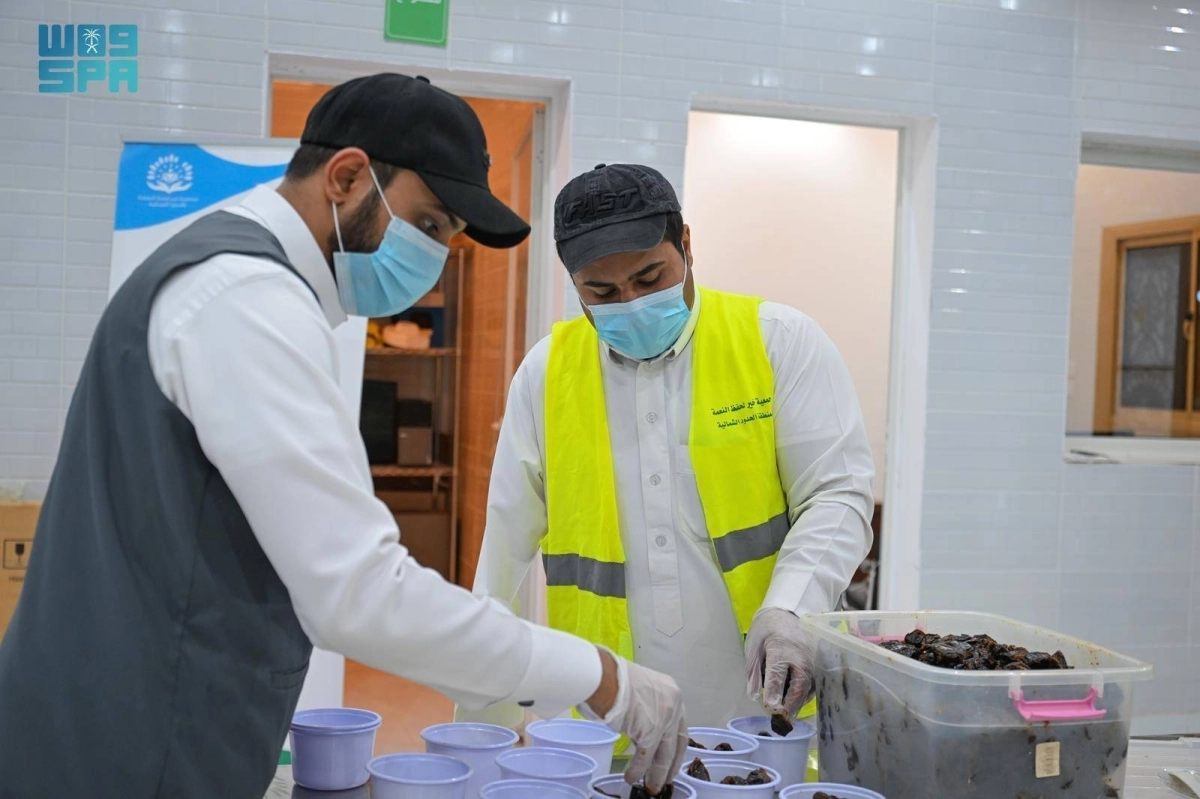 


مشاركة المتطوعين في تجهيز الوجبات 