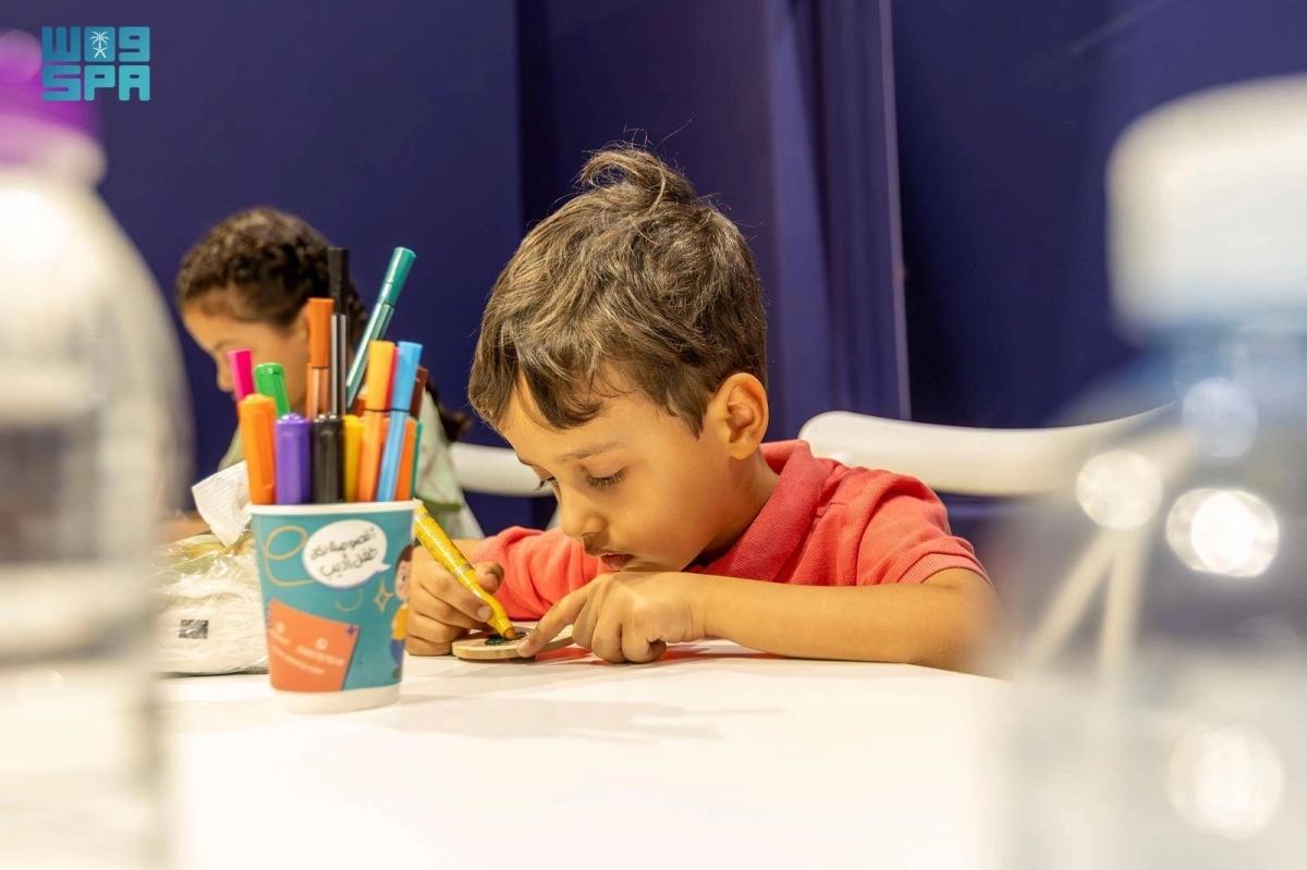 


طفل يشارك في أحد الأنشطة التعليمية 