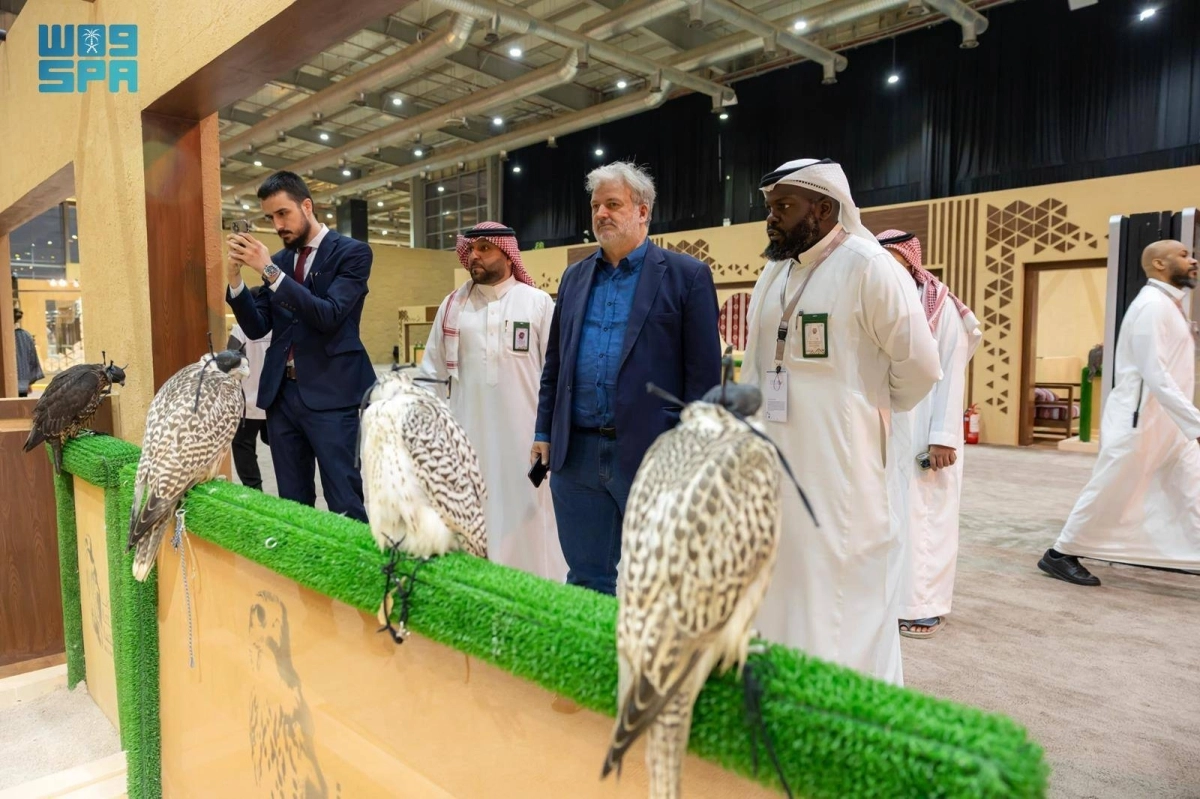 


السفير الصربي يتجول في أجنحة المزاد 