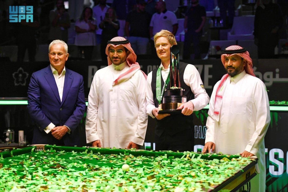 


تتويج نيل روبرتسون 