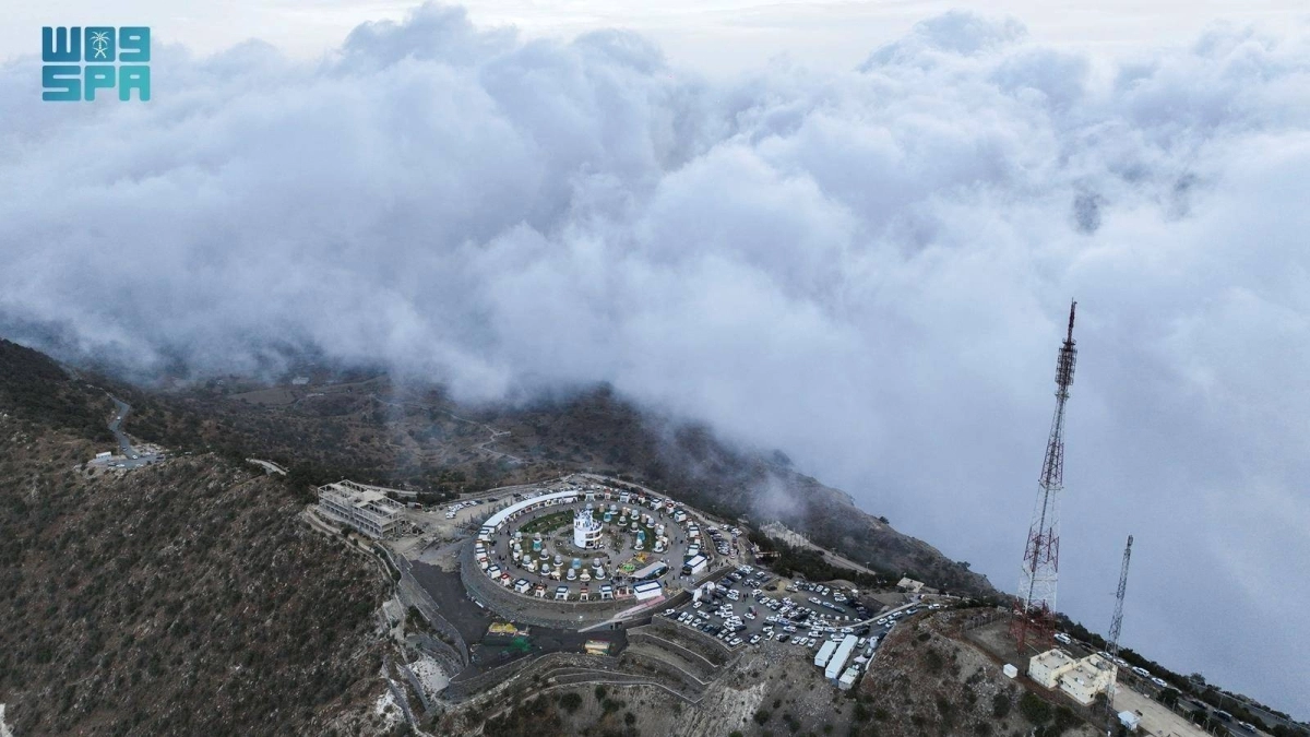 


الضباب يغطي سفوح الجبال 