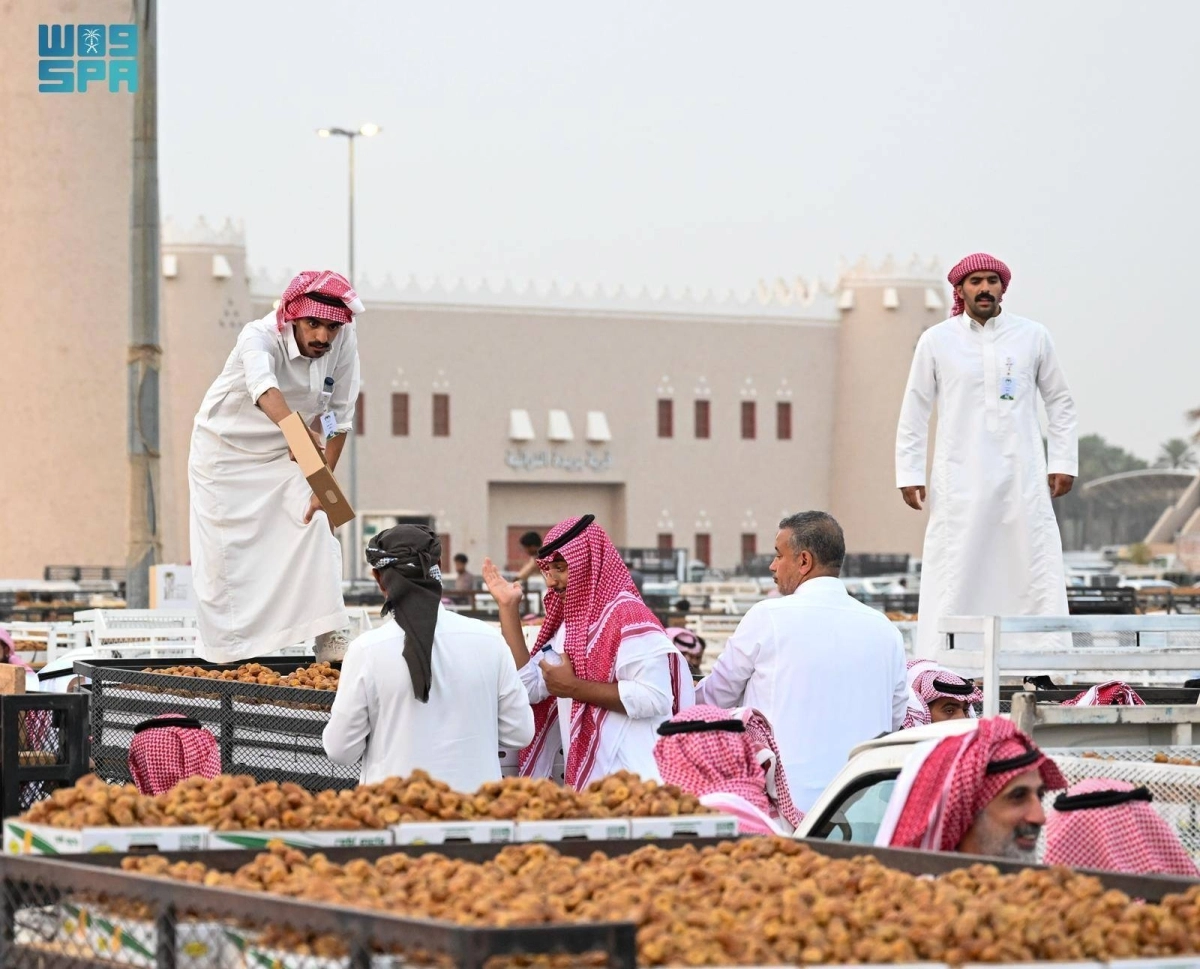 إقبال المتسوقين على شراء التمور