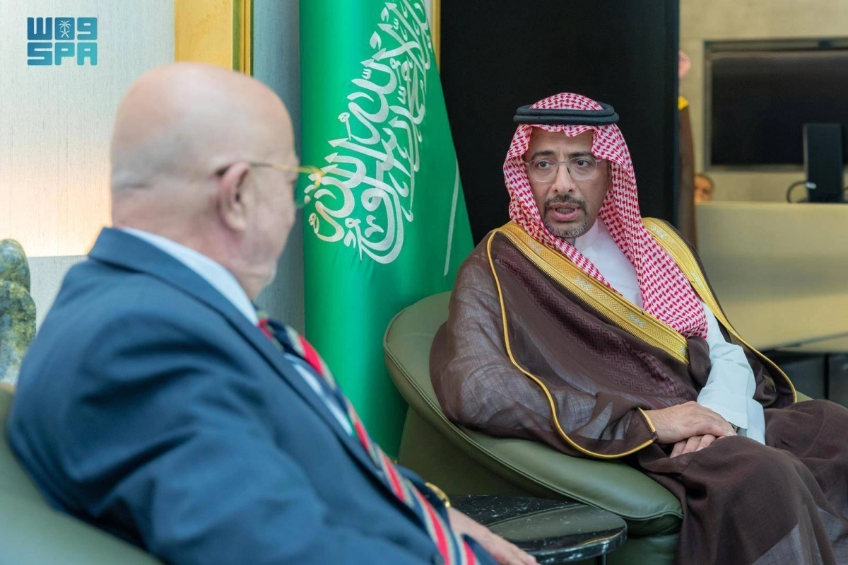 


بندر الخريف لدى لقائه محمد الشعار 