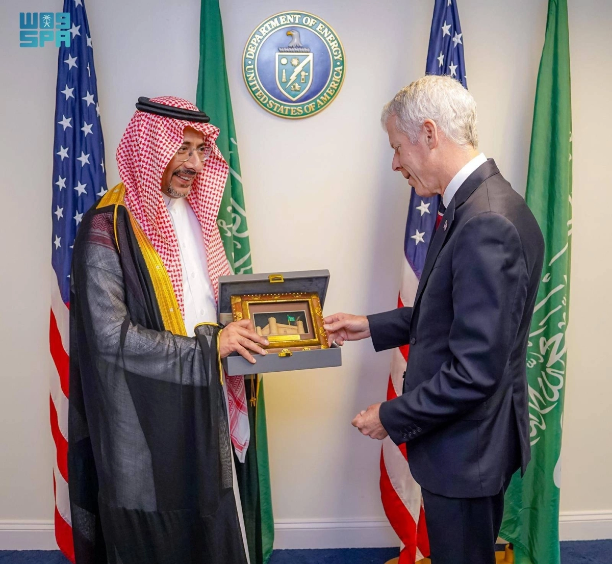 بندر الخريف يقدم هدية تذكارية لوزير الطاقة الأمريكي
