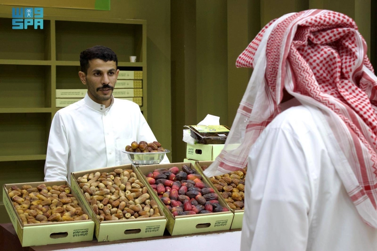 


مشاركة المزارعين بأبرز أنواع التمور 