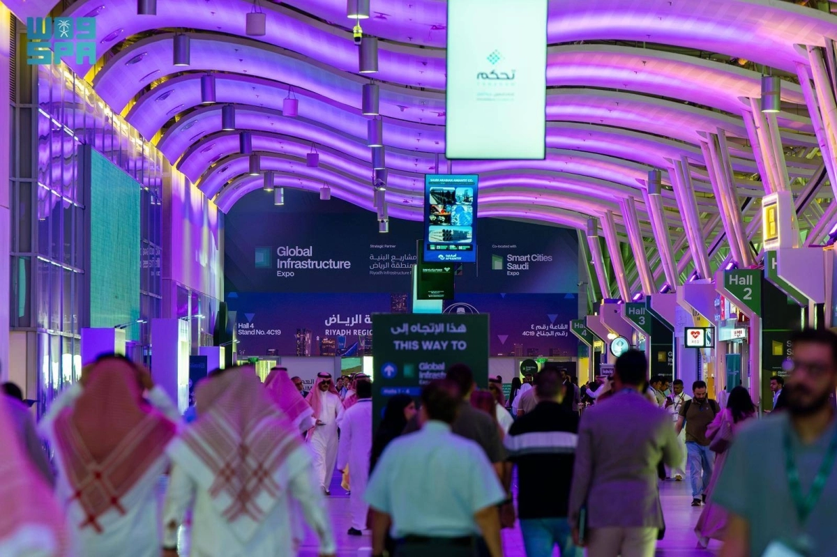 إقبال الزوار على منتدى ومعرض البنية التحتية