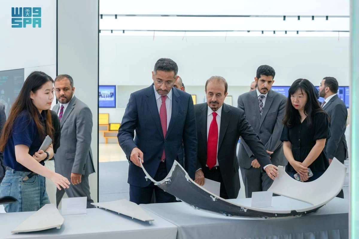 


الخريف لدى زيارته إحدى المنشآت الصناعية الصينية 