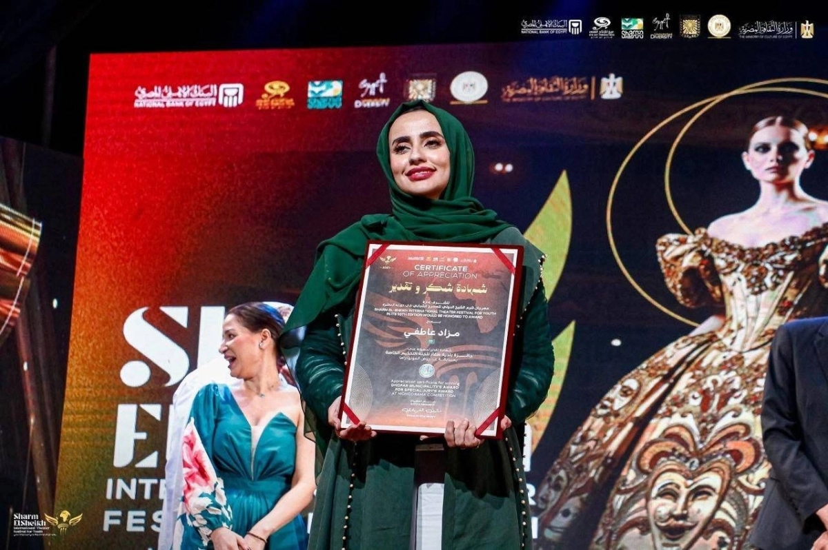 فريق جوقة المسرح على السجادة الحمراء لمهرجان شرم الشيخ الدولي للمسرح الشبابي