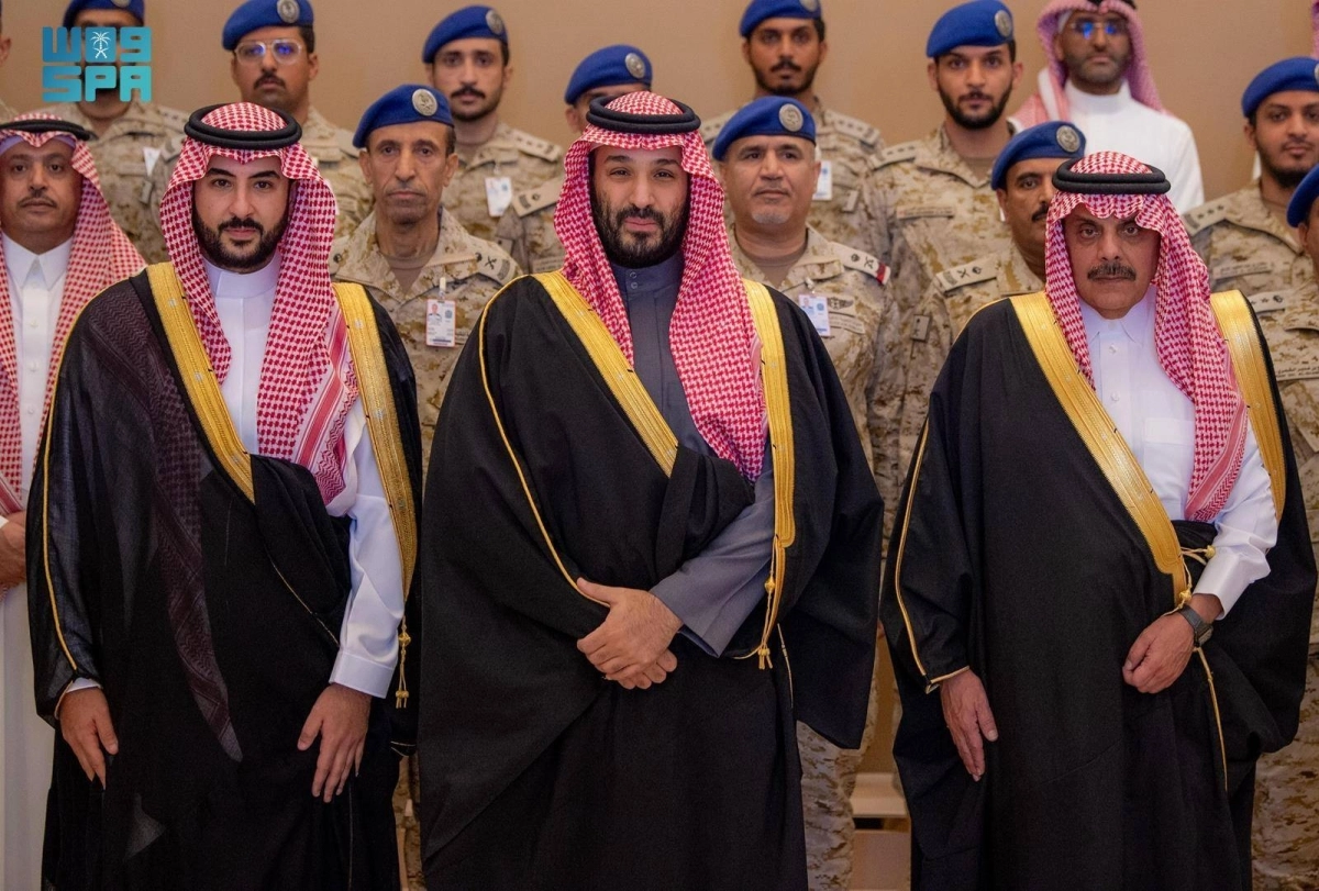 ولي العهد يتوسط وزير الدفاع ونائبه