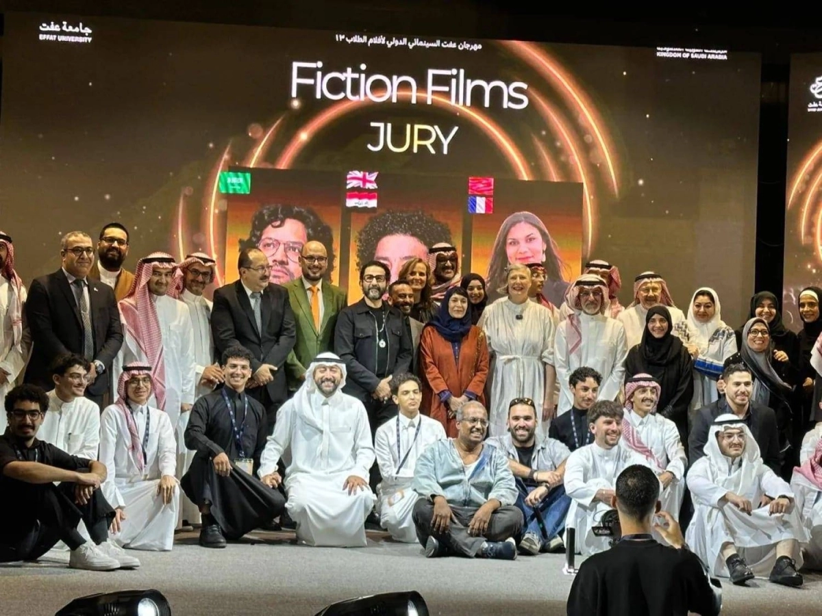 الأميرة نورة بنت تركي تتوسط الفائزين في المهرجان وضيوف الشرف ولجنة التحكيم