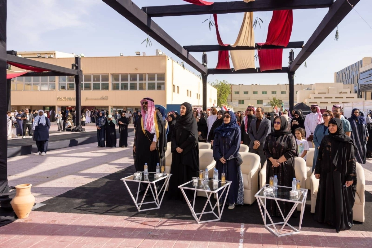  الأميرة لولوة الفيصل و الأميرة نورة بنت تركي الفيصل، والدكتورة هيفاء جمل الليل رئيسة الجامعة، والدكتورة مها السنان وكيل وزارة الثقافة للأبحاث والتراث الثقافي اثناء السلام الملكي .