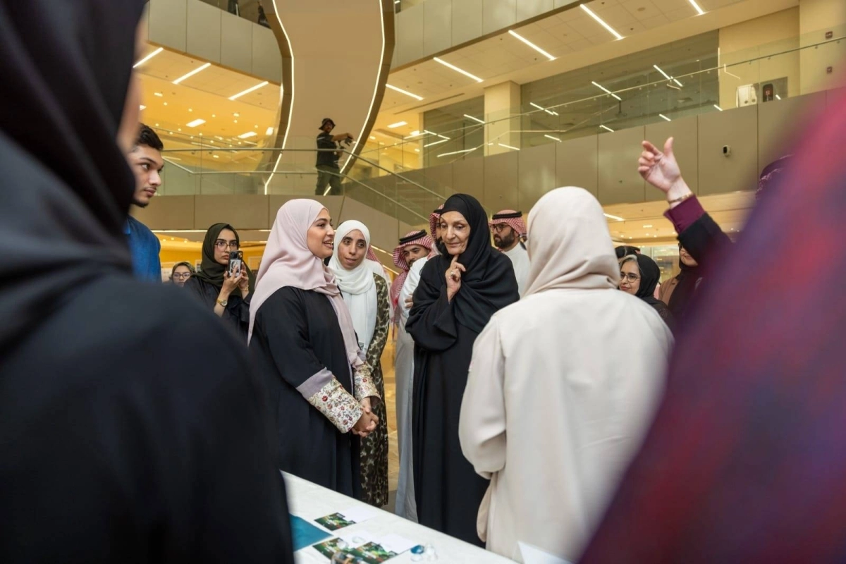 اميرة الحكمة " لولوه الفيصل " تستمع لاحدى الطالبات المشاركات على هامش المعرض