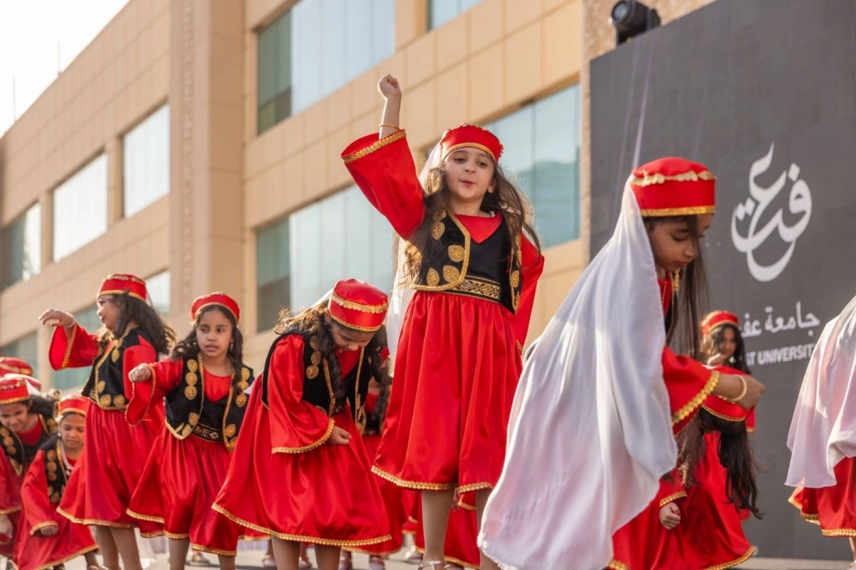 لوحات فنية راقصة لأطفال من ثقافات متعددة، وقفوا على مسرح واحد ليقولوا إن العالم رغم اختلافه.. يمكنه أن يرقص بإيقاع واحد.