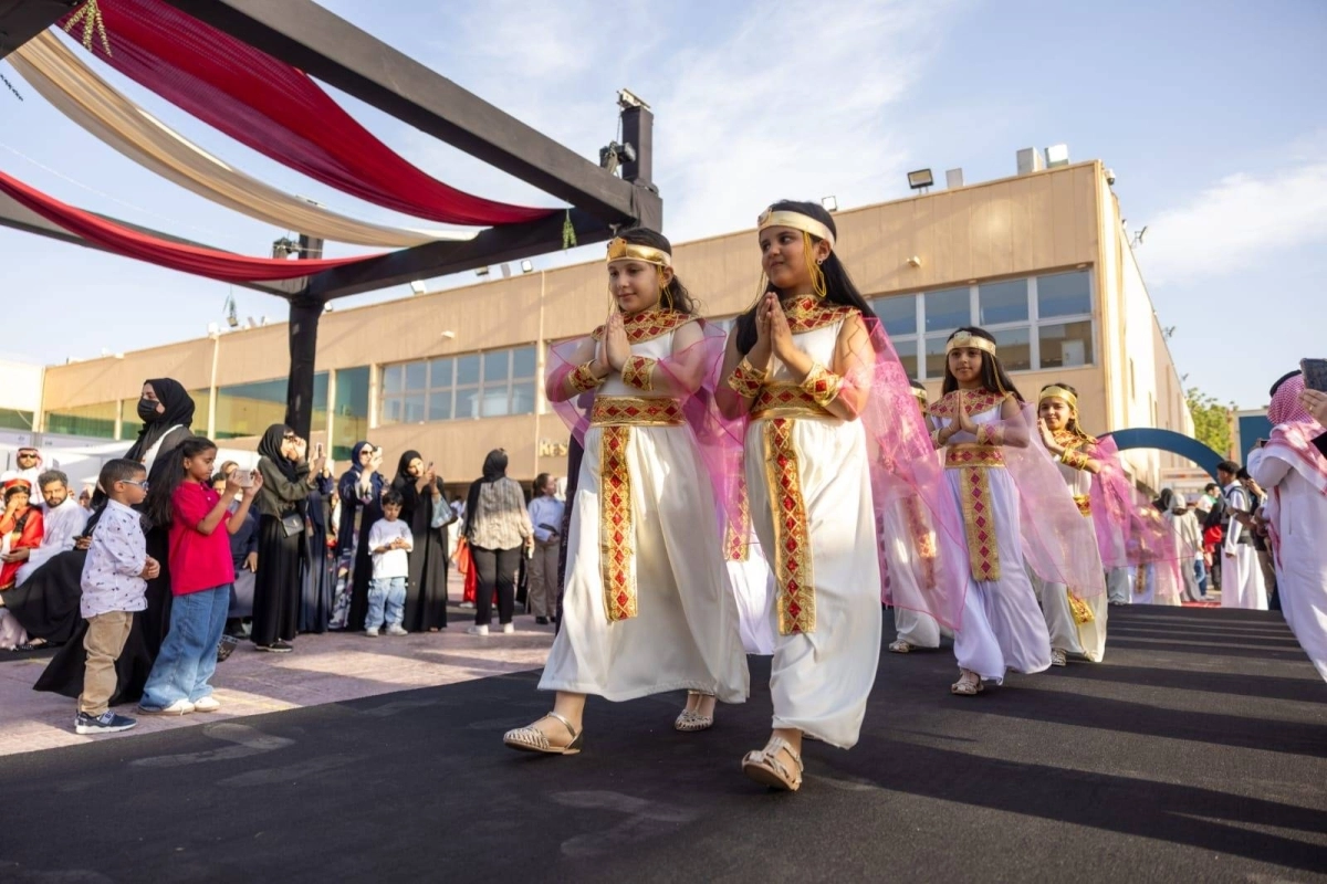 اطفال بزي فرعوني ..