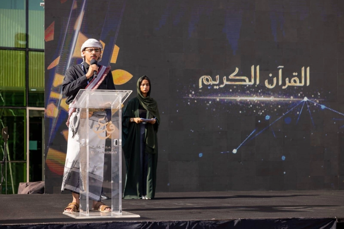 طالب يصدح بالقرآن، يلفّ خاصرته الإزار الجنوبي" الوزره"  ، وتلمع على جنبه الجنبية " الخنجر " .. هيئة اختزلت هوية اهل الجبال وتهامة وجنوب المملكة