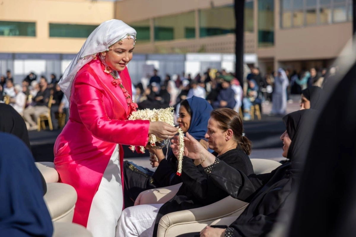 ريم عسيلان مصممة الازياء المتخصصة في الملابس التراثية، خاصة الحجازية القديمة توزع الفل على الحضور