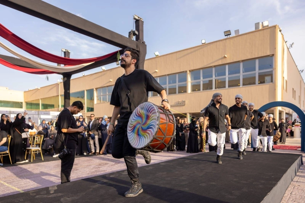 _لم تكن مجرد أزياء.. القمباز والكوفية الفلسطينية حضرت في المشهد لتحكي حكاية أرضٍ ترقص ولا تنسى._