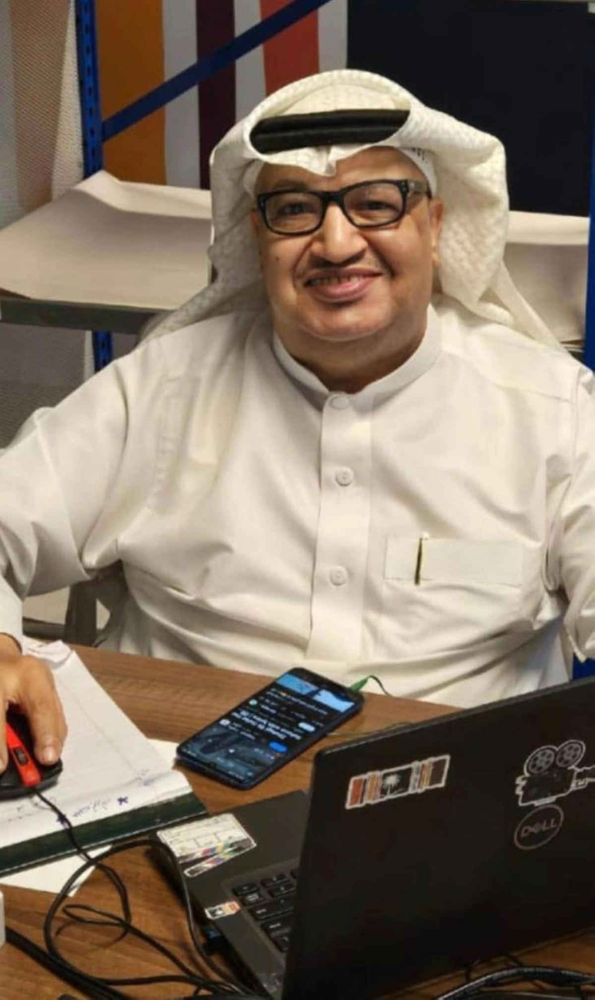 الناقد خالد ربيع في مكتبة حيث تتحول المشاهد السينمائية إلى قراءات نقدية