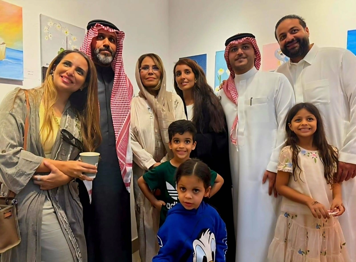 صورة تختزل مسيرة: الفنانة التشكيلية الراحلة تتوسط أبناءها الفنانين، في مشهد يوثّق انتقال الريشة من جيل إلى جيل، واستمرار الحكاية اللونية رغم الغياب.