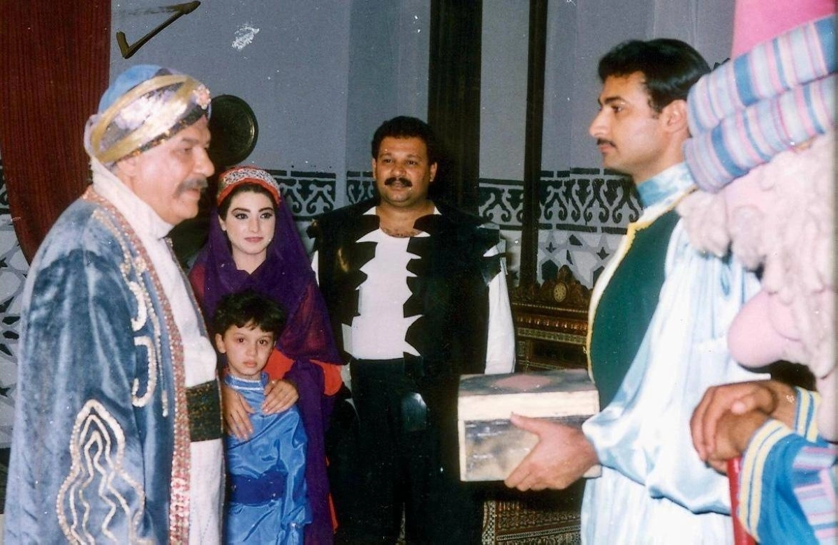 صورة لفيصل الحربي طفلًا مع والده خالد الحربي من مسلسل _حكايات بابا فرحان_، الجزء السادس، مع النجوم جمال إسماعيل وياسر جلال وروجينا. توثّق طفولة عاشت في قلب الفن.