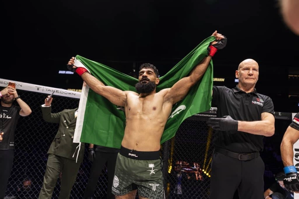 السعودي أحمد البراهيم يتألق بالضربة القاضية في "فخر العرب" بدبي