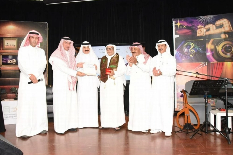 مدير الجمعية العربية السعودية للثقافة والفنون بجدة يكرّم المشاركين في أمسية «سيد الشجن»