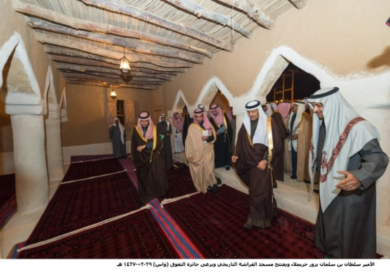 سلطان بن سلمان أثناء افتتاح المسجد (مكة)
