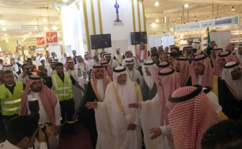 خالد الفيصل متجولا داخل المعرض (علي القرني )
