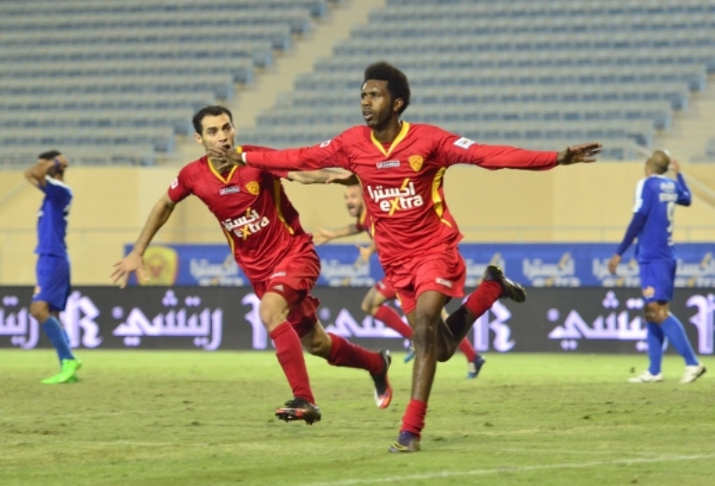 متعب النجراني ينطلق فرحا بهدفه في مرمى الفتح (مكة)