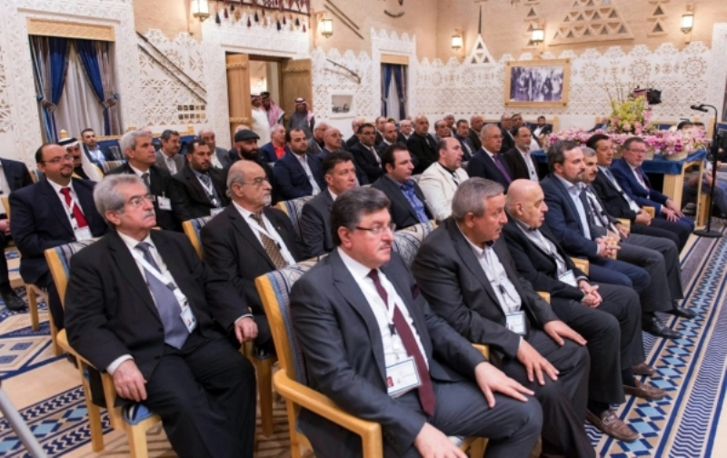 عدد من المشاركين في اجتماع المعارضة السورية الذي انعقد بالرياض (أ ف ب)
