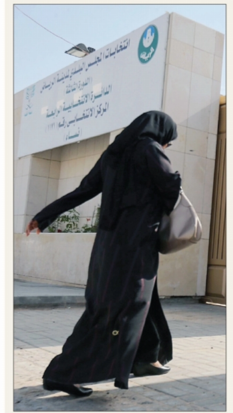 امرأة في طريقها إلى مركز انتخابي