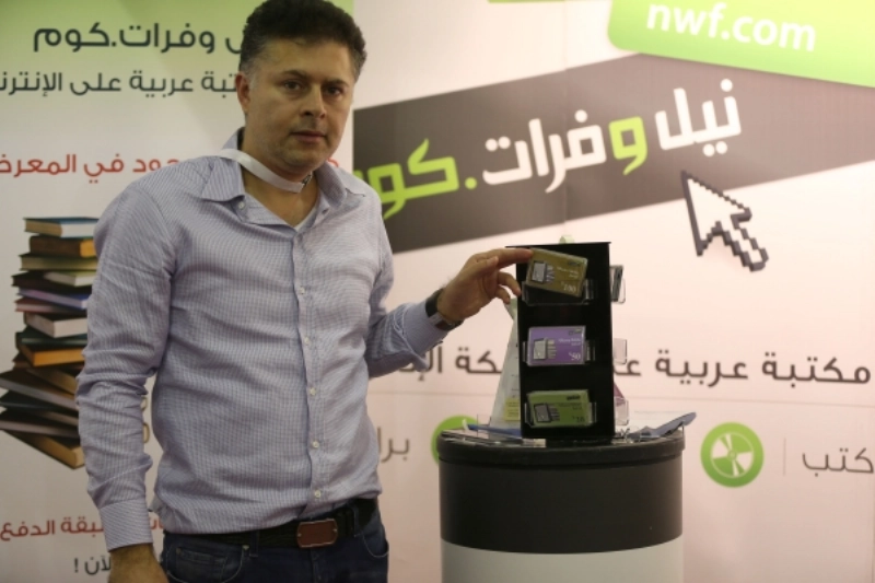 صلاح شبارو يعرض بطائق النيل والفرات (عمر أبوسيف)